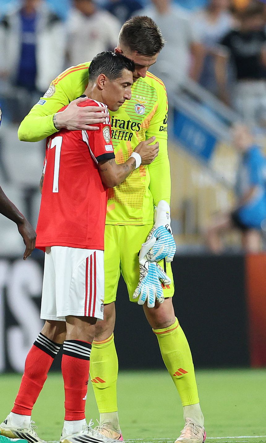 Trubin ao lado de Di María na eliminação do Benfica frente ao Chelsea Foto: IMAGO