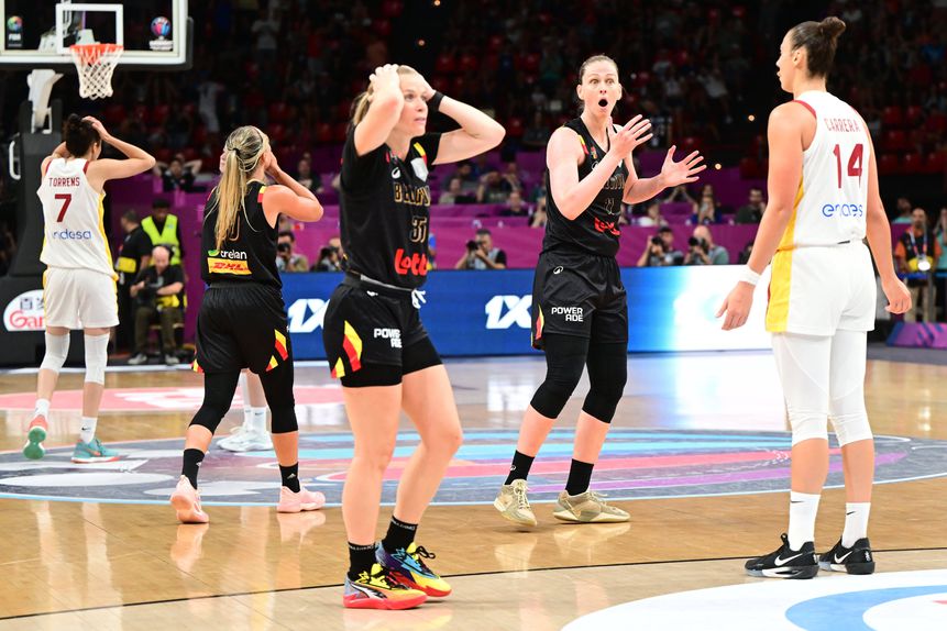 Jogadoras da Bélgica e da Espanha incrédulas com o que aconteceu nos últimos segundos da final do Eurobasket feminino