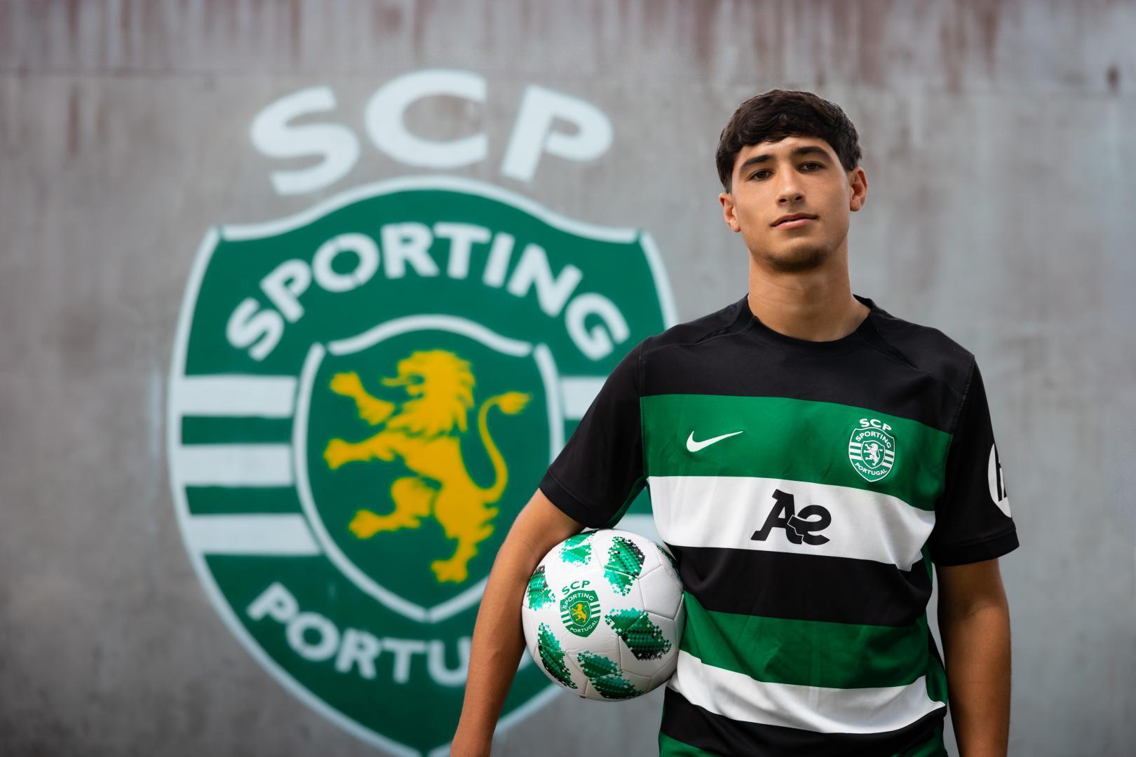 José Mendes assina contrato profissional. Foto Sporting