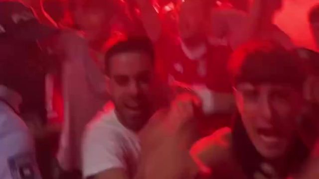 Arthur mostra o «climinha» da festa com os adeptos do Benfica