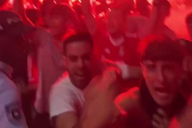 Arthur mostra o «climinha» da festa com os adeptos do Benfica