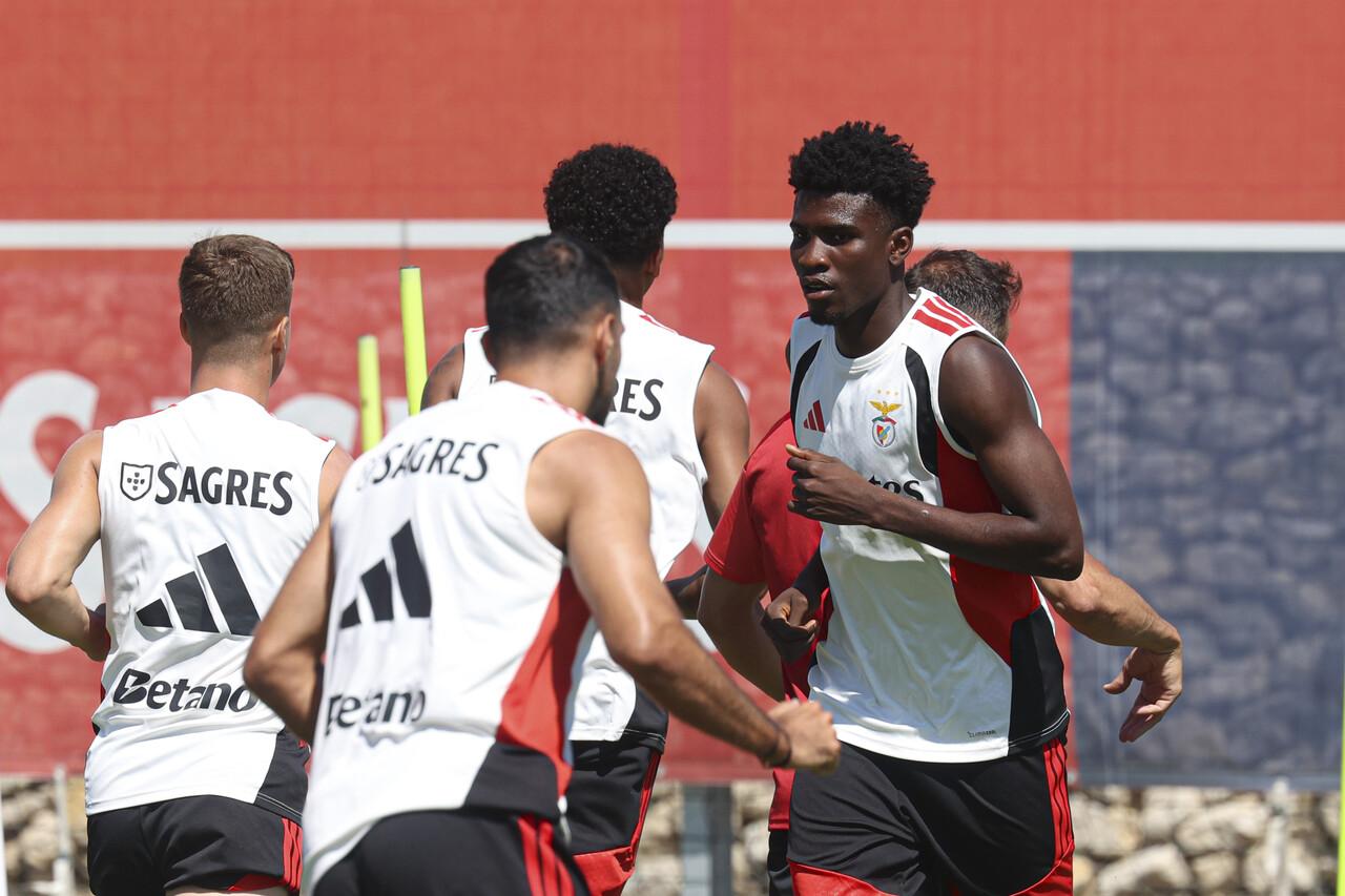 O avançado nigeriano Peter Edokopolor mostra-se a Marco Silva na pré-época - Foto: Benfica