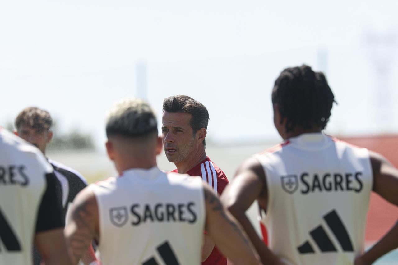 Marco Silva dá indicações no treino do Benfica - Foto: Benfica