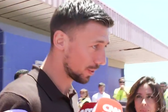 Lenglet na chegada a Lisboa