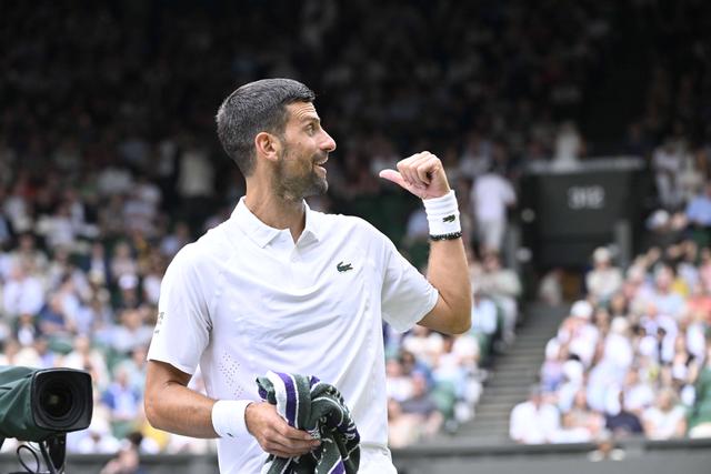 VÍDEO: pedido de casamento trava jogo e Djokovic faz exigência
