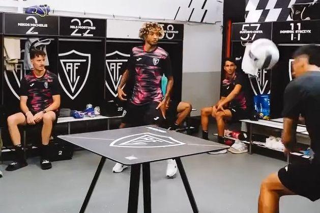 Um mesa e uma bola, o suficiente para os jogadores se recriarem, ainda que no balneário - Foto: Facebook Académico de Viseu