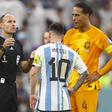 Momento de moeda ao ar no sorteio da marcação de penáltis entre Argentina e Países Baixos no Mundial 2022, no Qatar - Foto: IMAGO