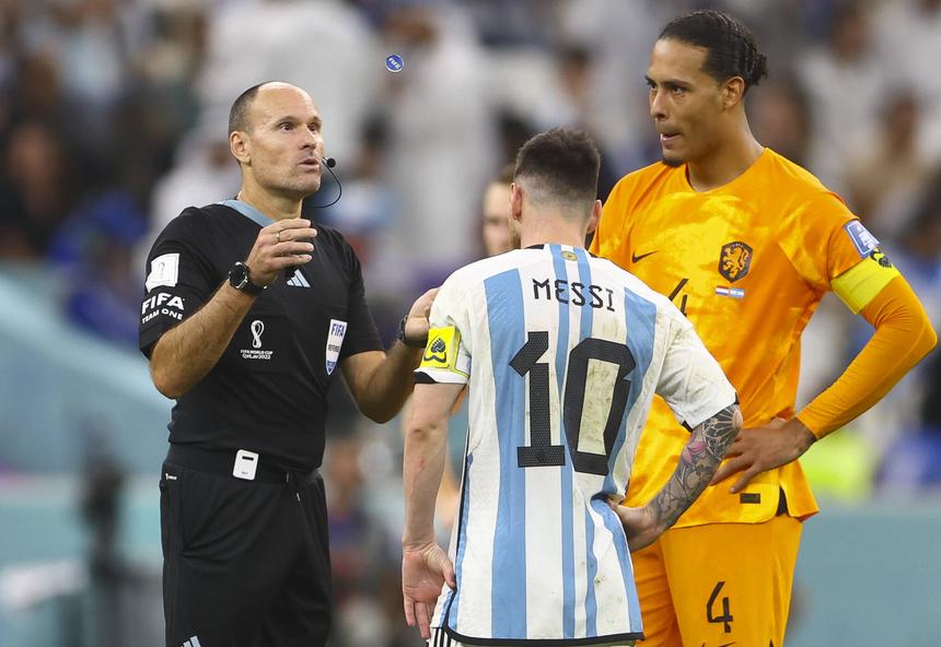 Momento de moeda ao ar no sorteio da marcação de penáltis entre Argentina e Países Baixos no Mundial 2022, no Qatar - Foto: IMAGO
