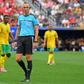 Mundial: loja canadiana bane árbitro português João Pinheiro... durante 45 minutos