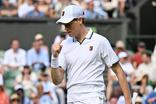 Sinner passa por dificuldades para iniciar defesa do título em Wimbledon