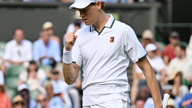 Sinner passa por dificuldades para iniciar defesa do título em Wimbledon