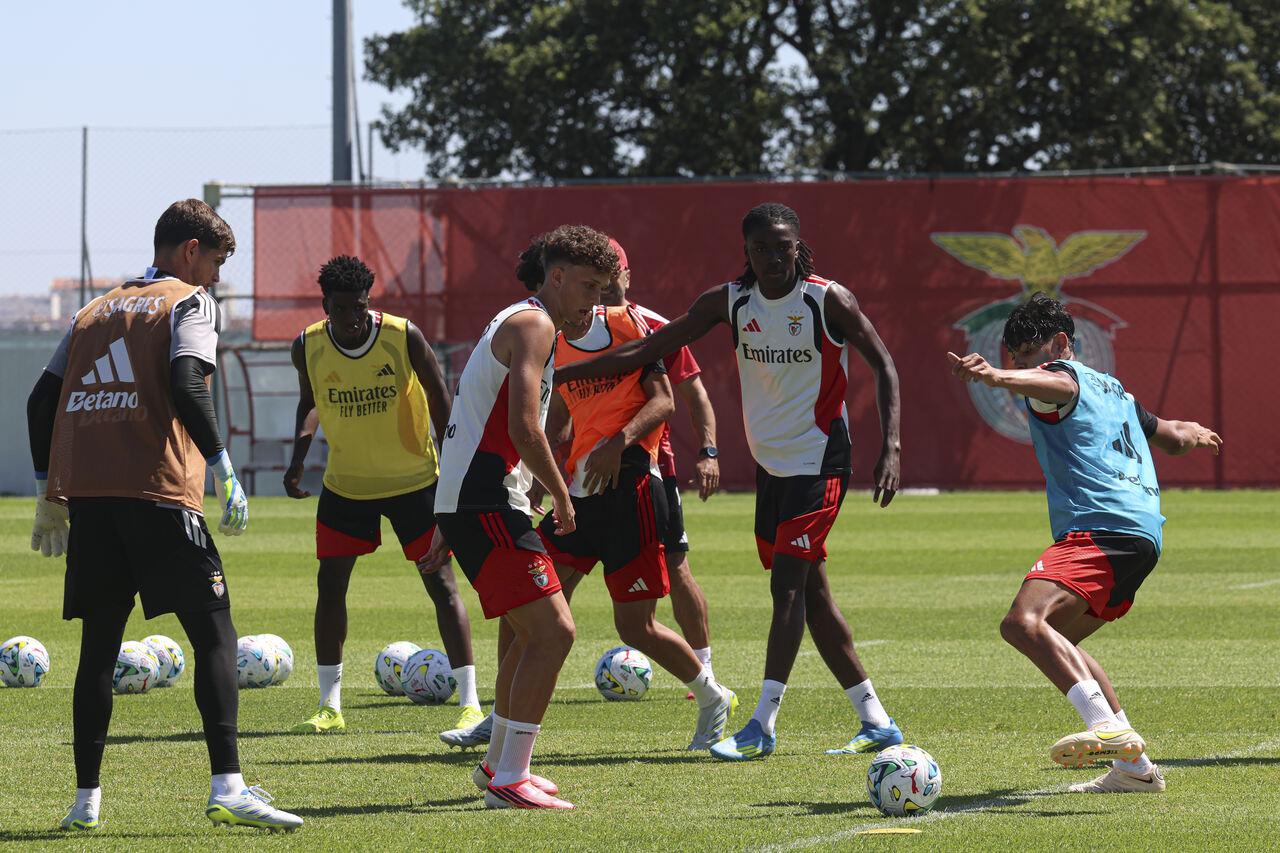 Rui Silva, ao centro, em ação num treino do Benfica - Foto: Benfica