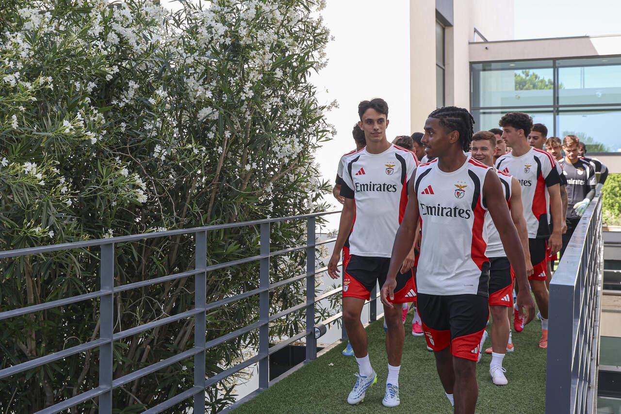 Leandro Barreiro lidera plantel a caminho do relvado do Benfica Campus - Foto: Benfica