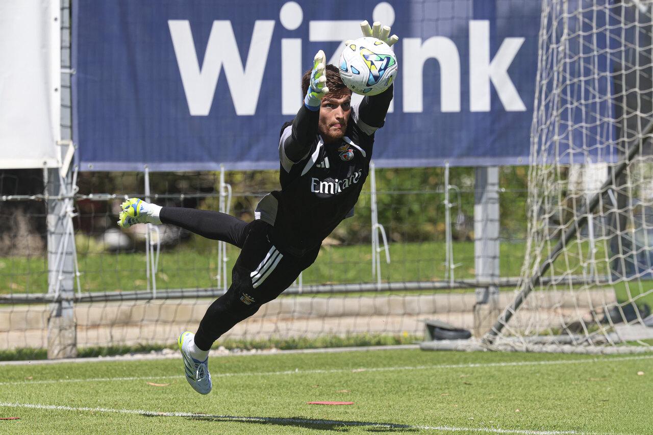 Após um ano emprestado, André Gomes tenta agarrar um lugar no plantel às ordens de Marco Silva - Foto: Benfica