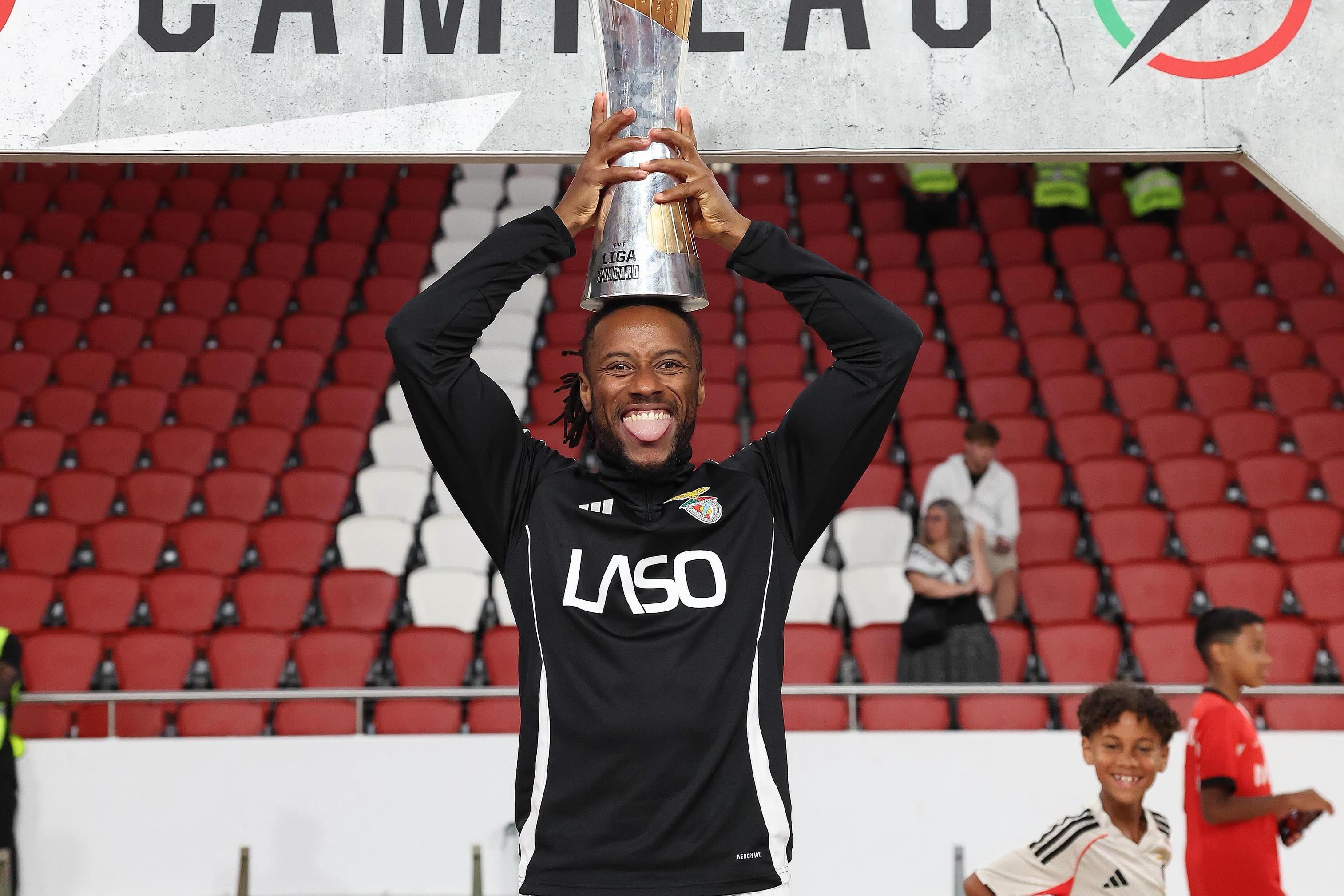 Pany Varela com o troféu de campeão nacional pelo Benfica - Foto: @18panyvarela