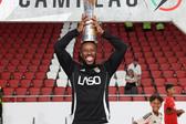 Pany Varela com o troféu de campeão nacional pelo Benfica - Foto: @18panyvarela