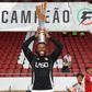 Pany Varela com o troféu de campeão nacional pelo Benfica - Foto: @18panyvarela