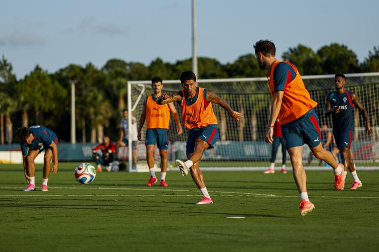 João Cancelo no treino da Seleção após empate com a Colômbia - Foto: FPF