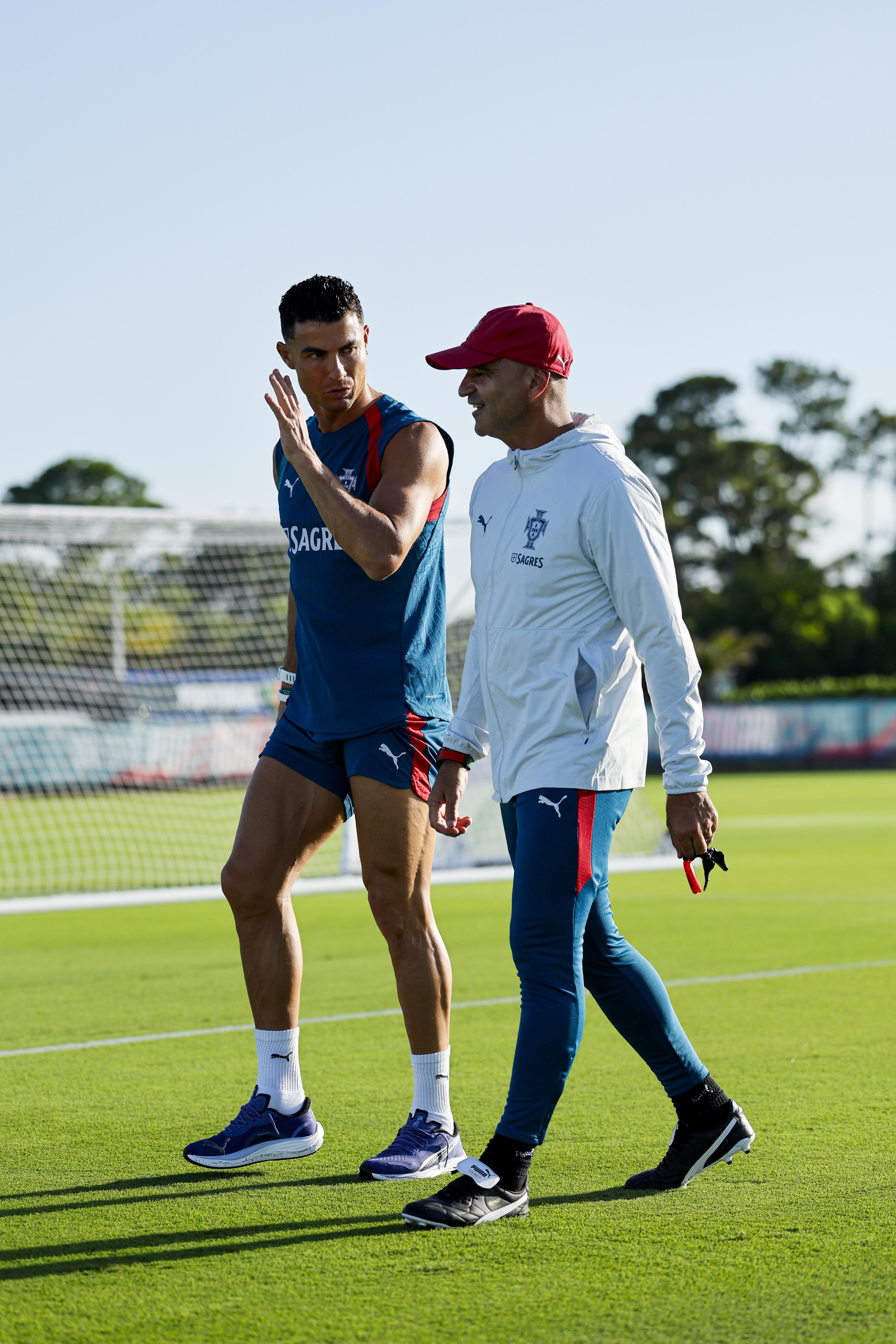 Cristiano Ronaldo à conversa com Roberto Martínez - Foto: FPF