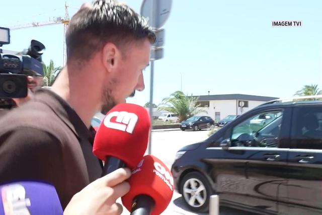 As imagens da chegada de Lenglet para reforçar o Benfica