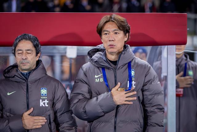 Hong Myung-bo, selecionador da Coreia do Sul, ao lado de João Aroso, seu adjunto