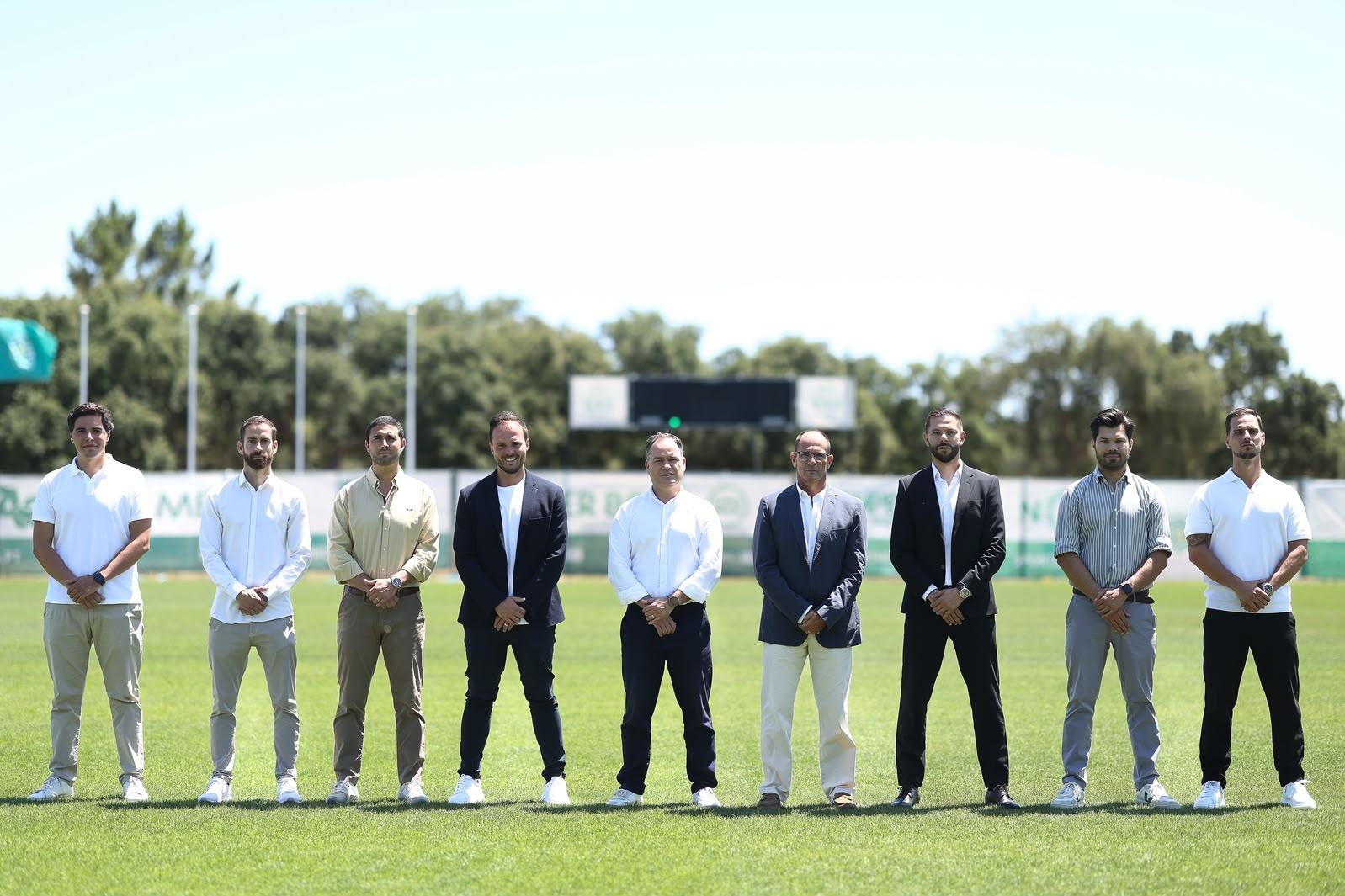 Equipa técnica sub-23 do Sporting com o diretor da Academia Cristiano Ronaldo, Tomaz Morais, e o diretor técnico da formação, Nuno Figueiredo - Foto: SPORTING CP