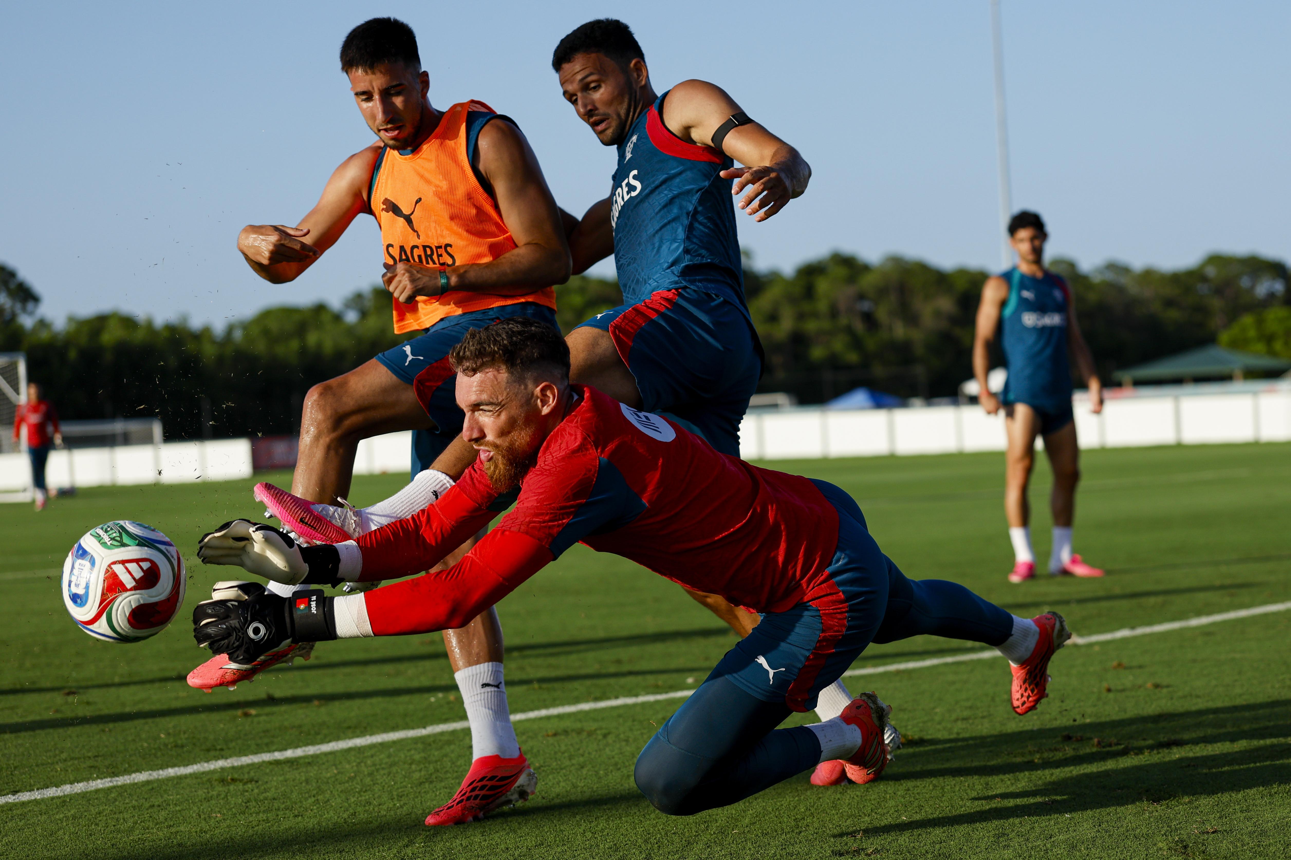 Gonçalo Inácio, Gonçalo Ramos e José Sá no treino da Seleção após empate com a Colômbia - Foto: FPF