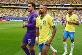 Neymar aqueceu, mas não chegou a entrar