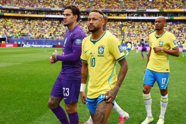 Neymar aqueceu, mas não chegou a entrar