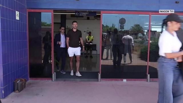 As imagens da chegada de Lenglet para reforçar o Benfica