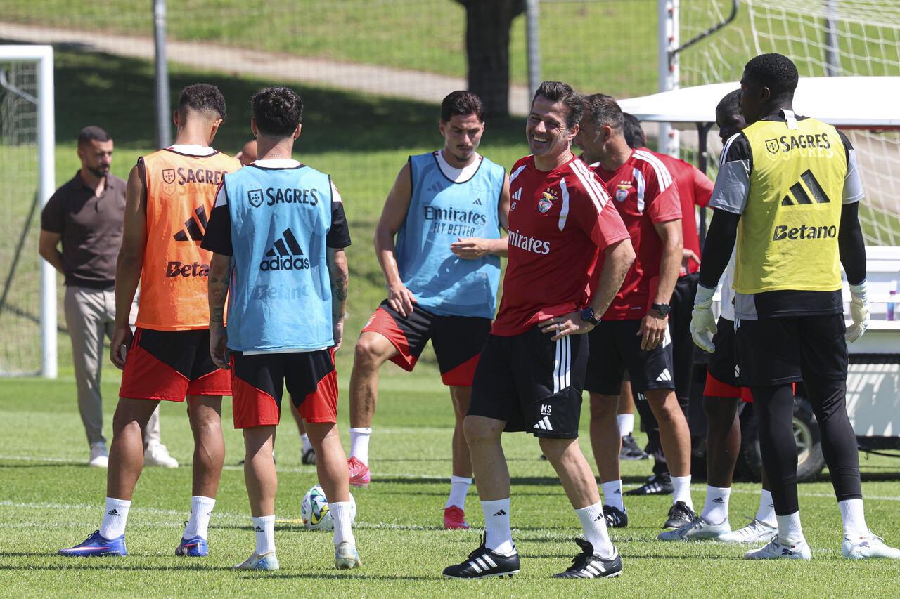 Marco Silva sorridente no treino do Benfica - Foto: Benfica