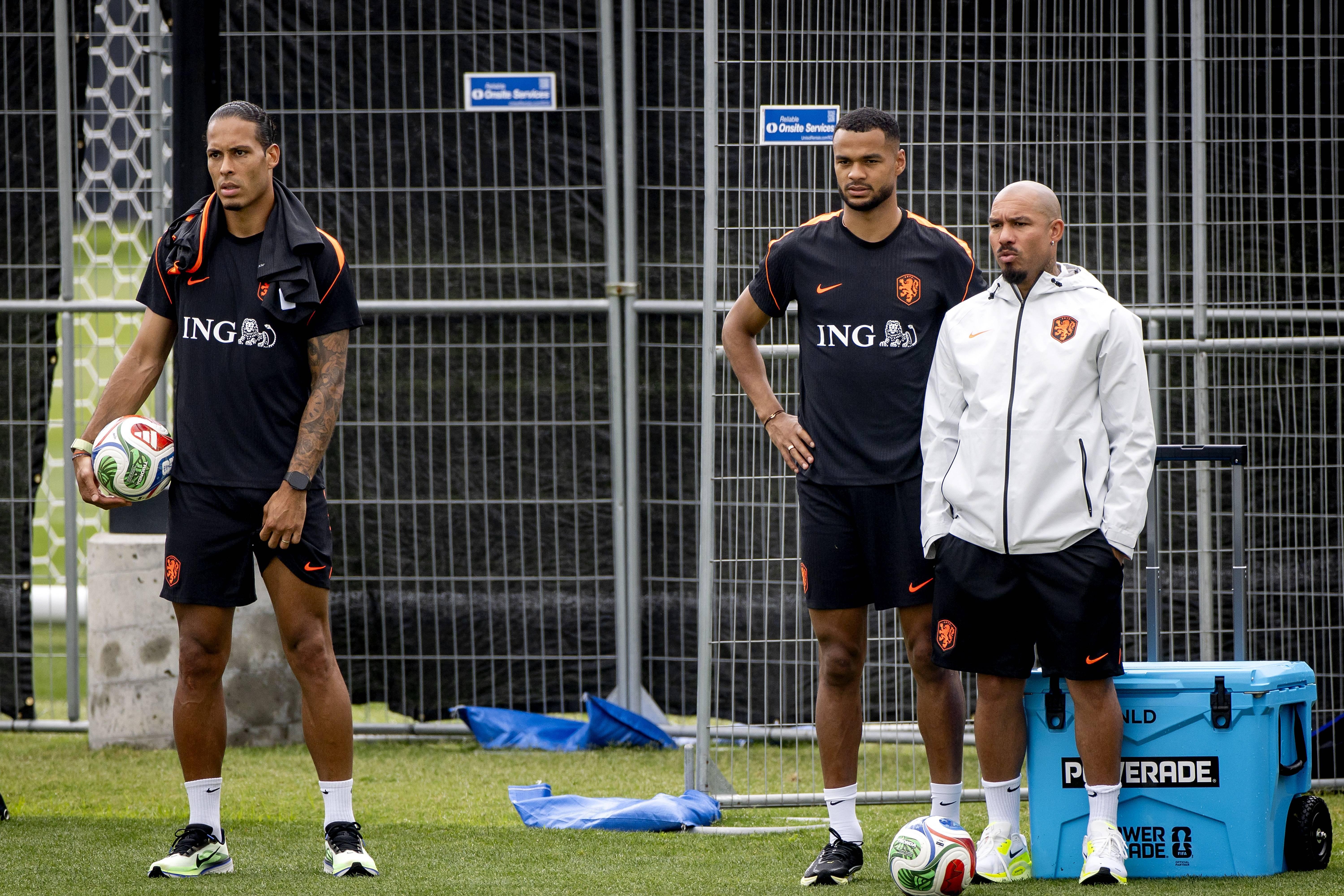 Virgil van Dijk e Cody Gakpo
