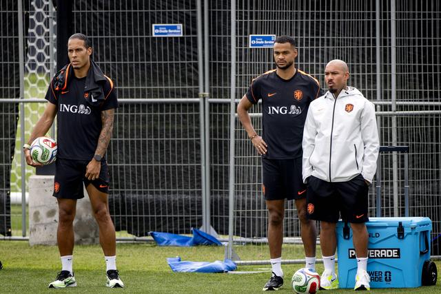 Virgil van Dijk e Cody Gakpo