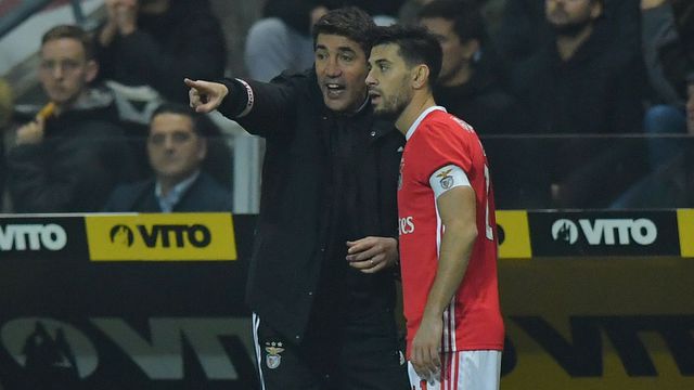 Pizzi a receber indicações de Bruno Lage, seu treinador no Benfica, em 2019, frente ao Boavista