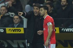 Pizzi a receber indicações de Bruno Lage, seu treinador no Benfica, em 2019, frente ao Boavista