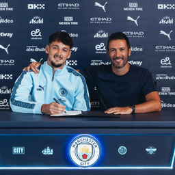 Hugo Viana ao lado de James Trafford