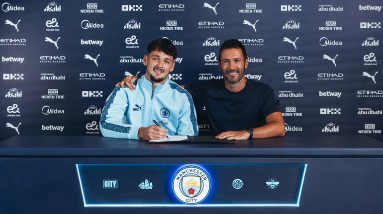Hugo Viana ao lado de James Trafford