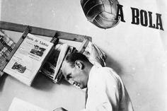 Mestre Cândido de Oliveira numa foto histórica, que está aliás, hoje, em grande destaque na redação de A BOLA. FOTO A BOLA
