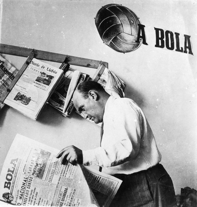 Mestre Cândido de Oliveira numa foto histórica, que está aliás, hoje, em grande destaque na redação de A BOLA. FOTO A BOLA