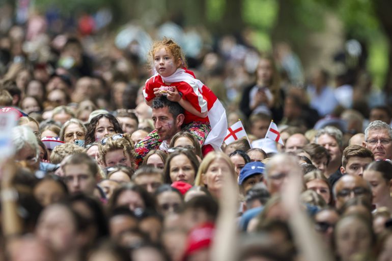 Milhares de adeptos estiveram presentes na cerimónia no The Queen Victoria Memorial, The Mall, Londres (IMAGO)