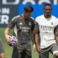 David Alaba ao lado do treinador Xabi Alonso no Real Madrid