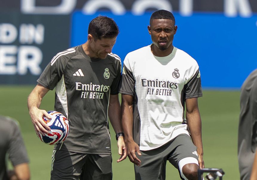 David Alaba ao lado do treinador Xabi Alonso no Real Madrid