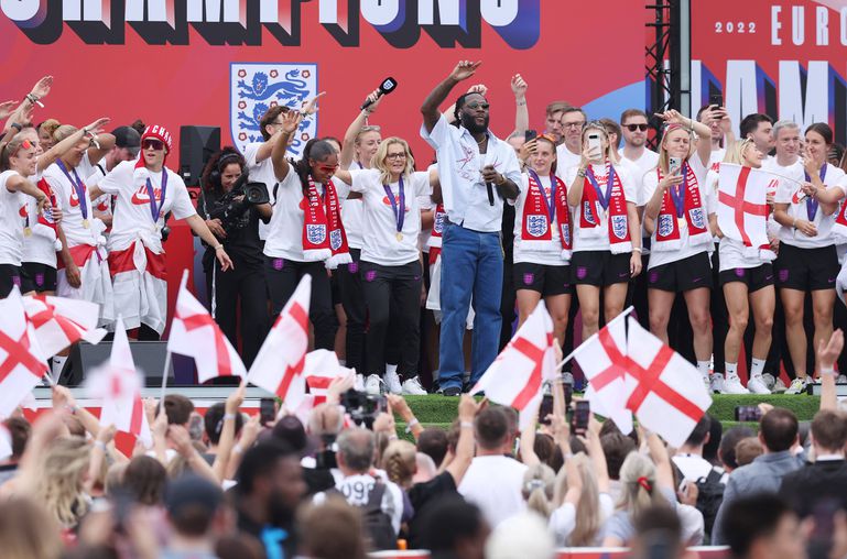 Selecionadora Sarina Wiegman ao lado do cantor Burna Boy (IMAGO)