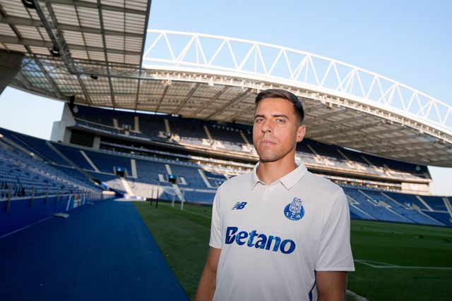 FC Porto, «o maior clube interessado», superou concorrência inglesa por Bednarek