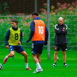 Jorge Jesus a acompanhar o treino de João Félix