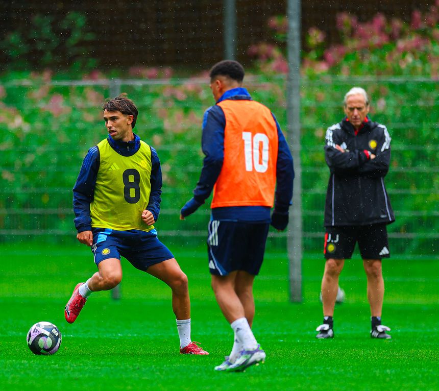 Jorge Jesus a acompanhar o treino de João Félix