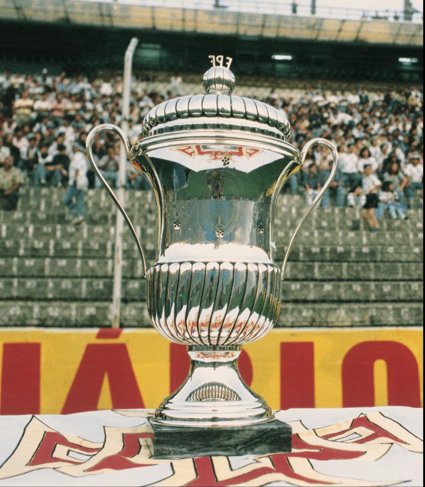 O antigo trof+eu da Supertaça, entregue entre 1979 e 2013. FOTO HELENA VALENTE