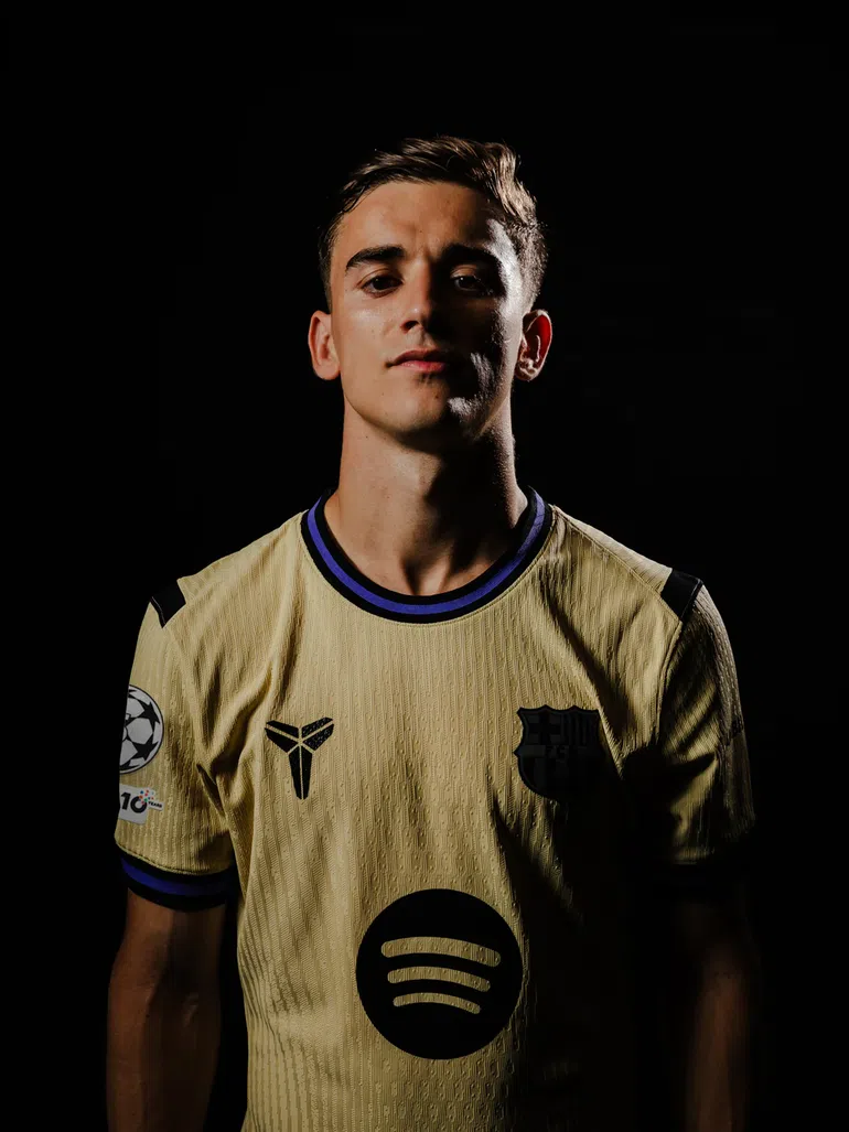 Camisola exibe de um lado o símbolo dos catalães e do outro o símbolo da 'mamba mentality' (Foto: Barcelona)