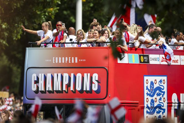 Jogadoras inglesas a bordo do autocarro (IMAGO)