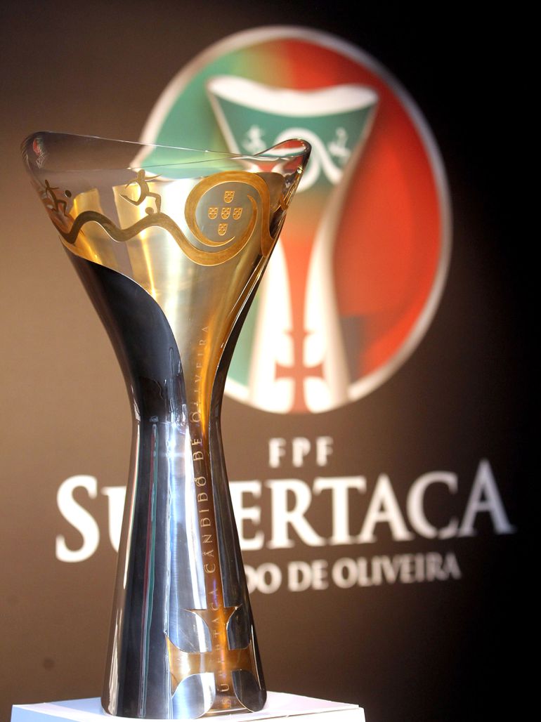 O troféu da Supertaça Cândido de Oliveira. FOTO A BOLA